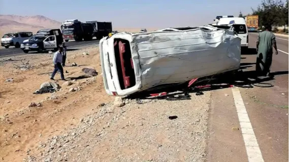 انقلاب ميكروباص جنوب قنا يسفر عن إصابة 24 شخصًا