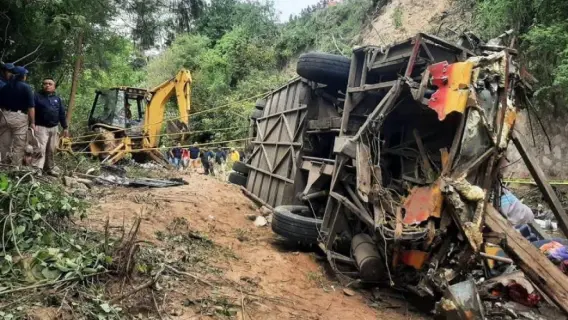 مأساة في جبال الأنديز: مصرع 18 شخصًا بانقلاب حافلة في بيرو