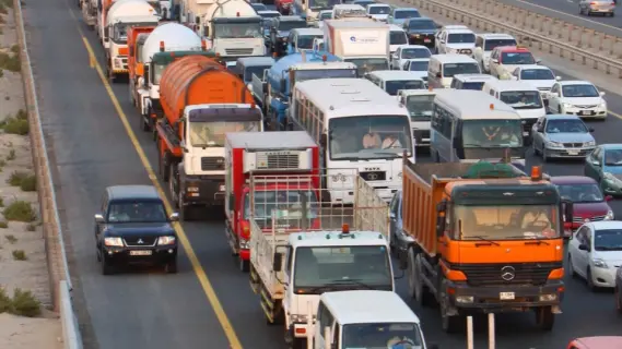 شرطة أبوظبي تحذر السائقين من إرباك المركبات المتقدمة على "مسار التجاوز"