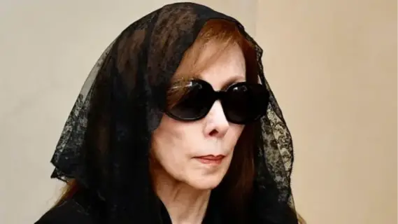 فيروز تودع ابنها زياد الرحباني بدموع في لبنان