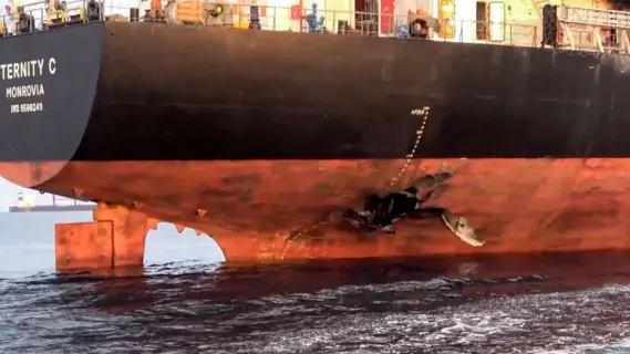 الحوثيون يحتجزون 11 بحاراً بعد إغراق "إيتيرنتي سي"