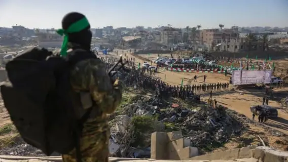 أسير إسرائيلي يناشد نتنياهو: أدخلوا الطعام لغزة قبل أن ألقى حتفي جوعاً