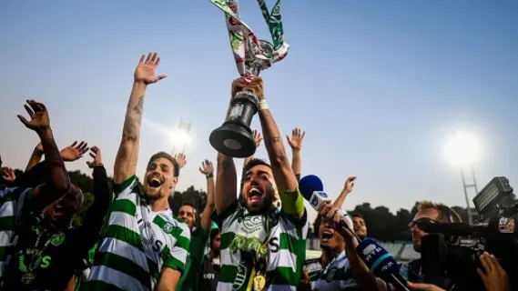 سبورتينغ يتوّج بلقب كأس البرتغال بعد فوز مثير على بنفيكا