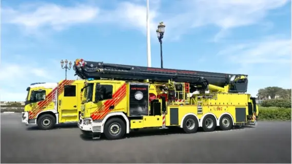 إخماد حريق بموقع قطع غيار سيارات مستعملة في الشارقة دون إصابات