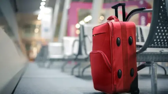 الشرطة النيوزيلندية تعتقل امرأة بعد اكتشاف طفلتها في حقيبة سفر بحافلة