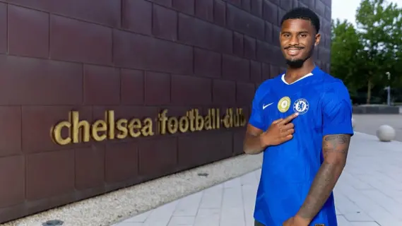 تشيلسي يضم المدافع الهولندي جوريل هاتو إلى صفوفه