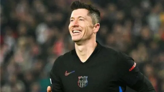 برشلونة يواجه تحديًا بعد إصابة ليفاندوفسكي قبل الموسم الجديد