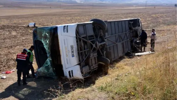 حادث مروع في كينيا: وفاة وإصابة 45 شخصًا في انقلاب حافلة