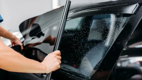 السماح بتظليل زجاج المركبات حتى 50% في الكويت