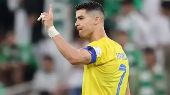 رونالدو يبهج معجبيه بزيارة مفاجئة لمتحفه في هونغ كونغ