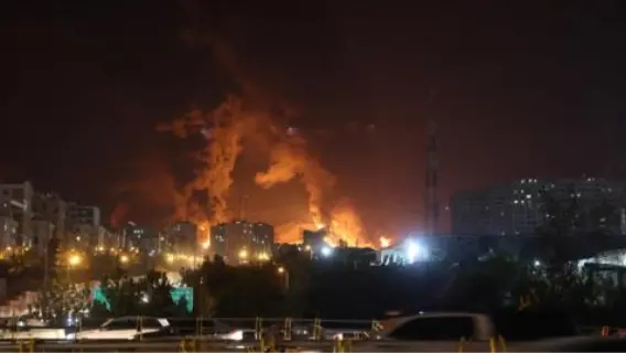 غارات عنيفة على غزة وتزايد النزوح مع تهديدات باجتياح وشيك