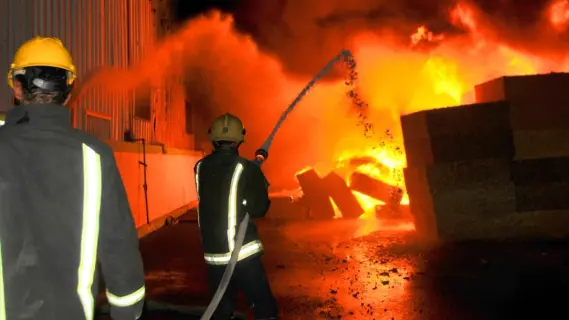 السيطرة على حريق في أربعة مستودعات للزهور الصناعية بالشارقة