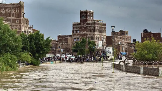 السيول تُغلق شوارع وتعزل قرى في اليمن