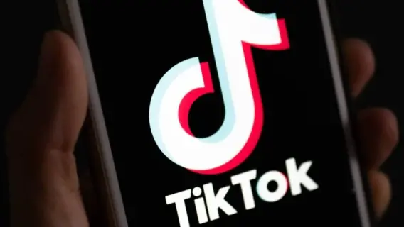 تيك توك تعيد تنظيم خدمات الإشراف بالمملكة المتحدة مع تعزيز الاعتماد على الذكاء الاصطناعي