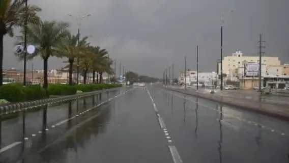 أمطار غزيرة تجرف سيارات وتقطع طرقاً في الباحة ونجران