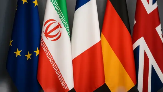 إيران تكثف المفاوضات مع الترويكا لتجنب العقوبات