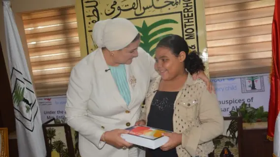 «كيس شيبسي» يقود طفلة مصرية إلى لقب سفيرة الرحمة