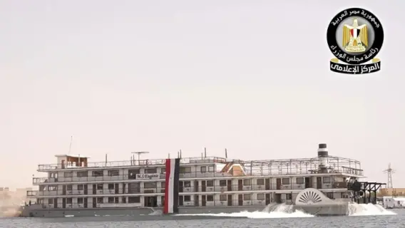 إنزال الفندق العائم «أوجيني» إلى مياه أسوان بعد صيانته بإشراف دولي