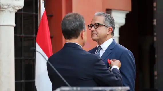 فرنسا تمنح وزير السياحة المصري الأسبق وسام جوقة الشرف (صور)
