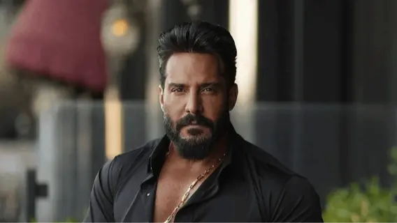 جدل واسع حول اتهام الفنان جلال الزين بإساءة للقرآن الكريم