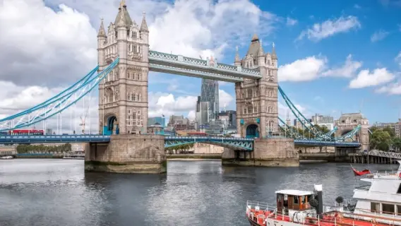 بريطانيا تخطط لتشديد قوانين الإقامة الدائمة للمهاجرين