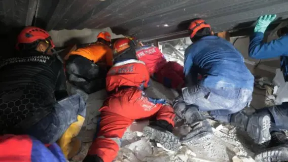 وفاة وإصابة العديد في انهيار مدرسة بإندونيسيا