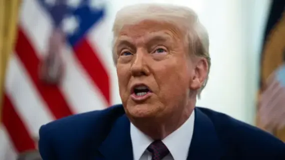 ترامب يفسر بيان حماس كإشارة للسلام ويطالب إسرائيل بوقف القصف