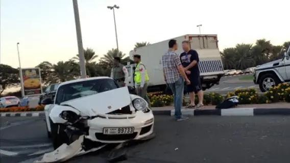 مخمور يدمر سيارة بورش فارهة في حادث بدبي