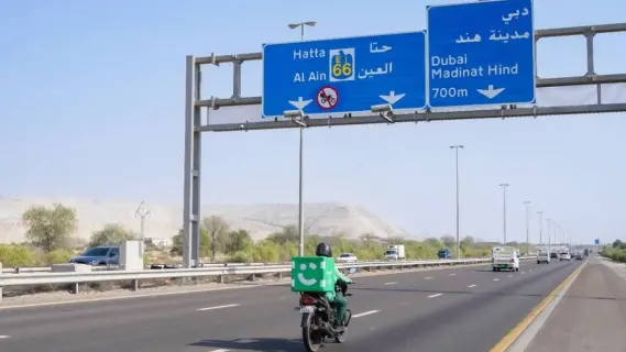 قواعد جديدة لتنظيم قيادة دراجات التوصيل على طرق دبي السريعة