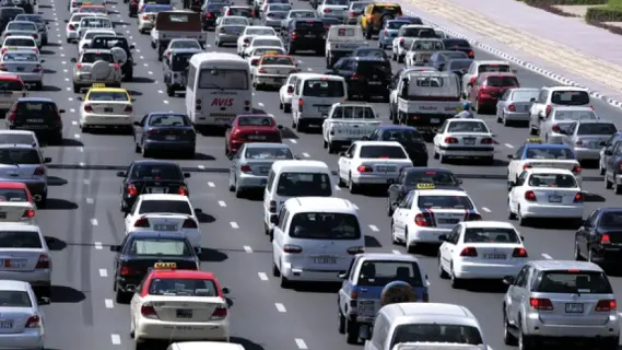 شرطة دبي تنقذ سائقة تعطّل مثبت سرعة مركبتها على شارع الإمارات