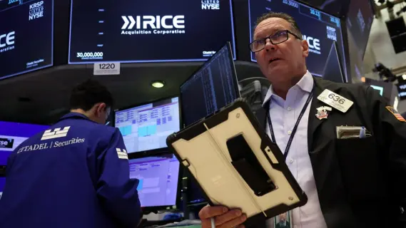 ارتفاع العقود الآجلة لوول ستريت بدعم أرباح إنتل