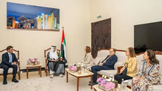 حاكم رأس الخيمة يحضر عرض فيلم عن بُناة قصر الحمراء