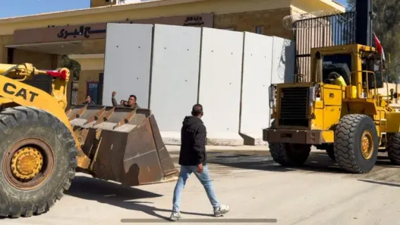 معدات ثقيلة من مصر تعبر معبر رفح لدعم إعمار غزة