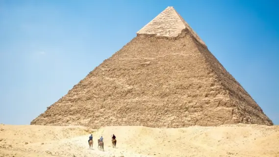 مصر تقترب من الكشف عن ممر جديد في هرم خوفو