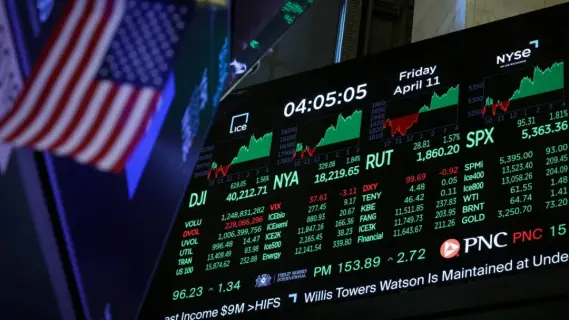 داو جونز يحطم الأرقام القياسية وناسداك يشهد تراجعًا