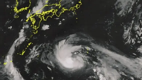 إعصار شانشان يتسبب في إلغاء مئات الرحلات الجوية وتعطل حركة القطارات في اليابان