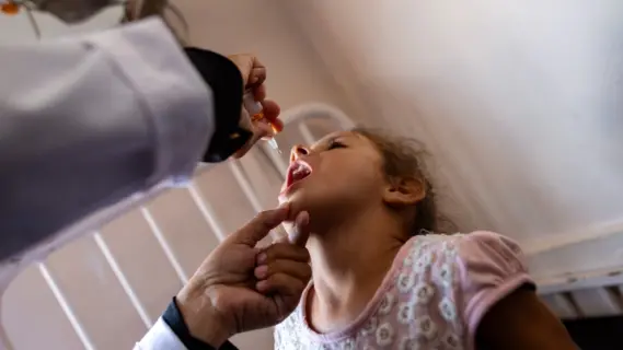 إنطلاق حملة التلقيح ضد شلل الأطفال في مختلف أنحاء قطاع غزة