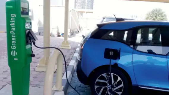 الإمارات: فرض رسوم شحن موحدة للسيارات الكهربائية قريباً