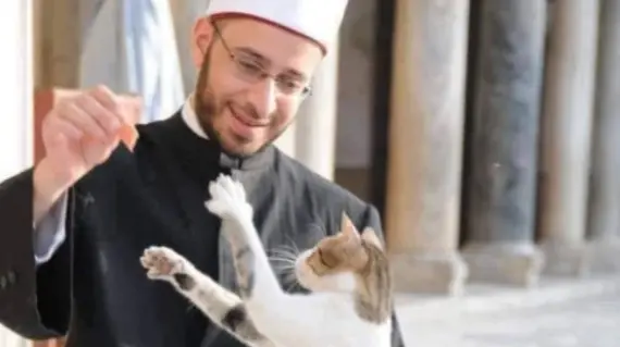 فتاوى عن تربية القطط وعمل المرأة تثير انتقادات علي مواقع التواصل الإجتماعي