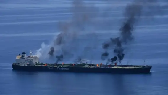 البعثة البحرية الأوروبية ... الظروف غير مواتية لقطْر ناقلة النفط اليونانية المشتعلة