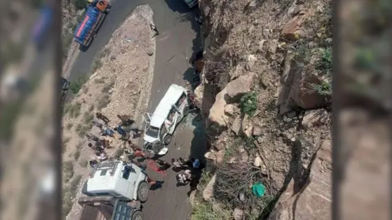 مأساة في تعز: مصرع 16 شخصًا إثر انقلاب حافلة ركاب