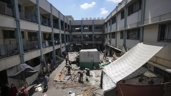 مقتل 6 من موظفي الأونروا في غارات إسرائيلية وسط قطاع غزة