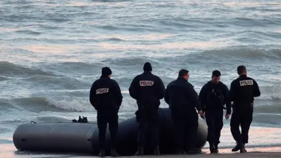 غرق قارب يودي بحياة 8 مهاجرين في بحر المانش على الحدود الفرنسية