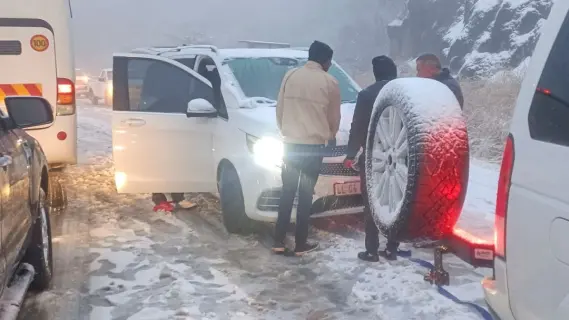 مصرع امرأة وإغلاق طرق في جنوب أفريقيا نتيجة تساقط الثلوج الكثيف