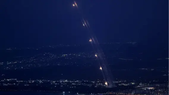 حزب الله يستهدف مطار مجيدو ورد إسرائيلي بغارات جوية