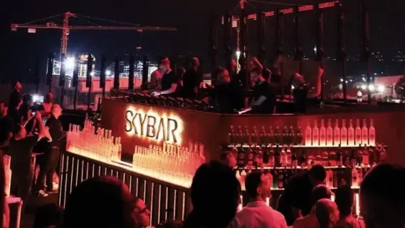 "سكاي بار" ملهى ليلي في بيروت يفتح أبوابه للنازحين