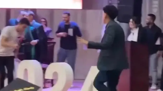 انتقادات حادة لطالب يؤدي رقص شعبي في حفل تخرجه بجامعة الزقازيق