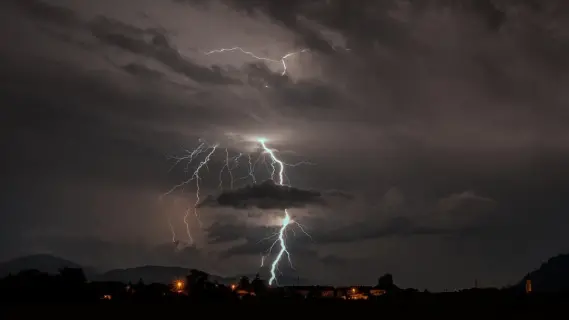 غارات إسرائيلية جديدة على لبنان تستهدف قياديين في "حزب الله"
