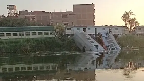 تفاصيل حادث تصادم قطارين بالمنيا وسقوط عربتين في ترعة الإبراهيمية