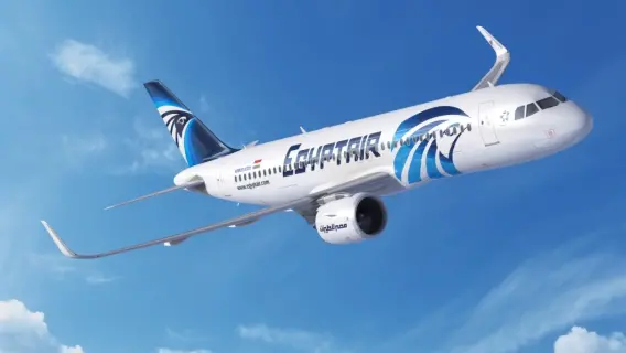 حادثة مروعة على متن EgyptAir حقيبة تسقط وتصيب راكباً بجروح خطيرة!